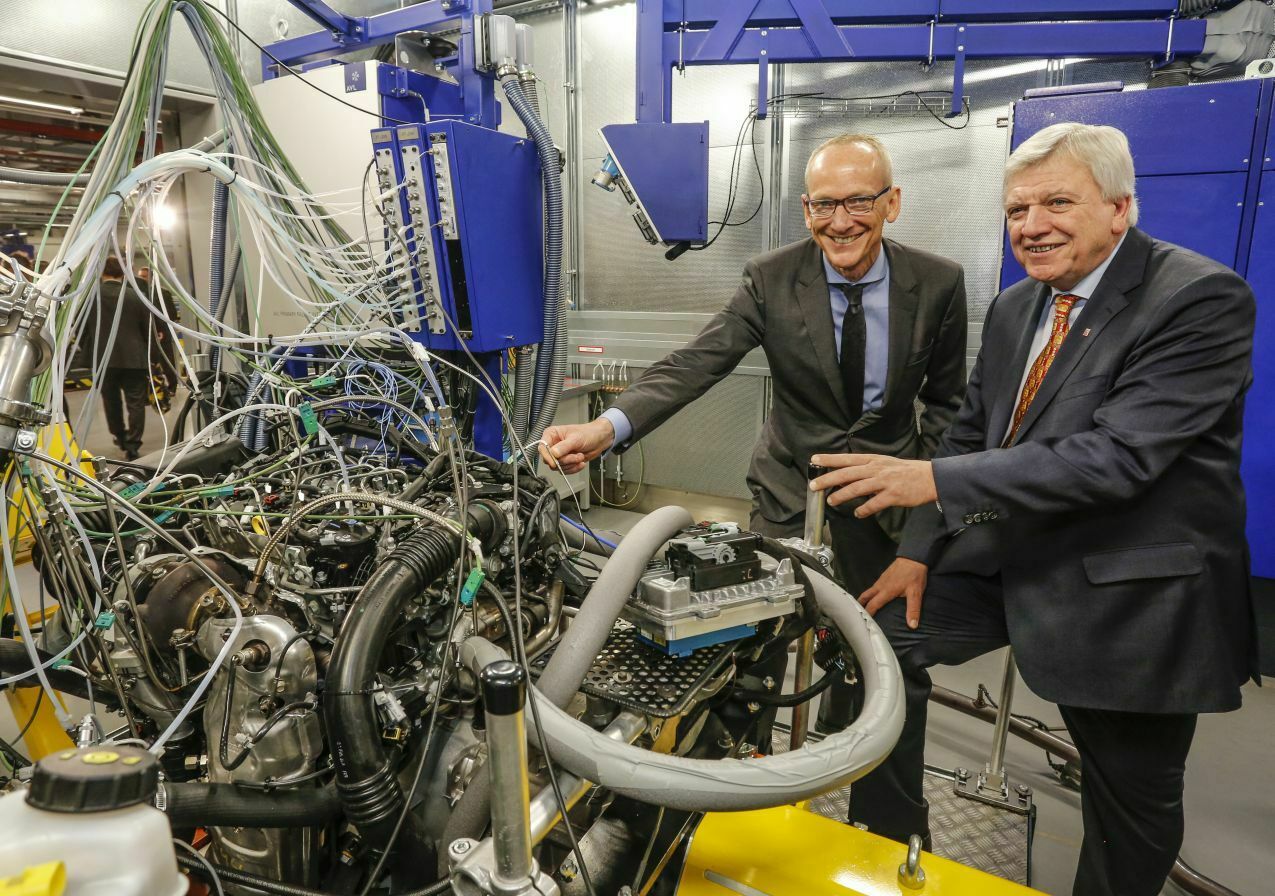 Der studierte Jurist Volker Bouffier (r.) und der Elektrotechniker Karl-Thomas Neumann an einem Motorenprüfstand