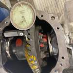 Zahnflankenspiel eingestellt auf 14 Hundertstel, das ist perfekt. Zum Vergleich, Opel gibt bei seinen Diffs einen idealen Bereich von 10 bis 20 Hundertstel an.
