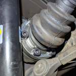Neue Schrauben radseitig auf der Fahrerseite.