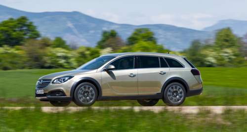 Zwei Zentimeter mehr Bodenfreiheit und breitere Reifen machen den Insignia Country Tourer fit für leichtes Gelände