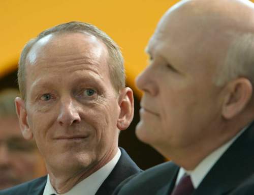 Es läuft gut für Opel-Chef Karl-Thomas Neumann (l.) und GM-CEO Dan Akerson (r.)