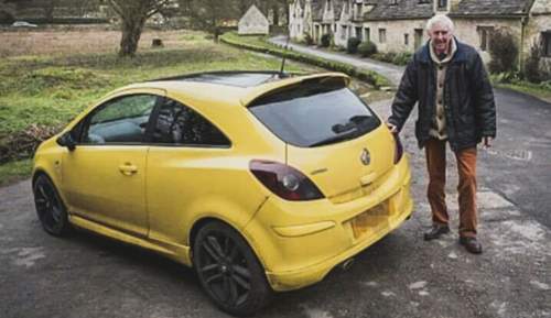 Peter Maddox mit seinem gelben Corsa: Inzwischen hat er einen grauen Vauxhall