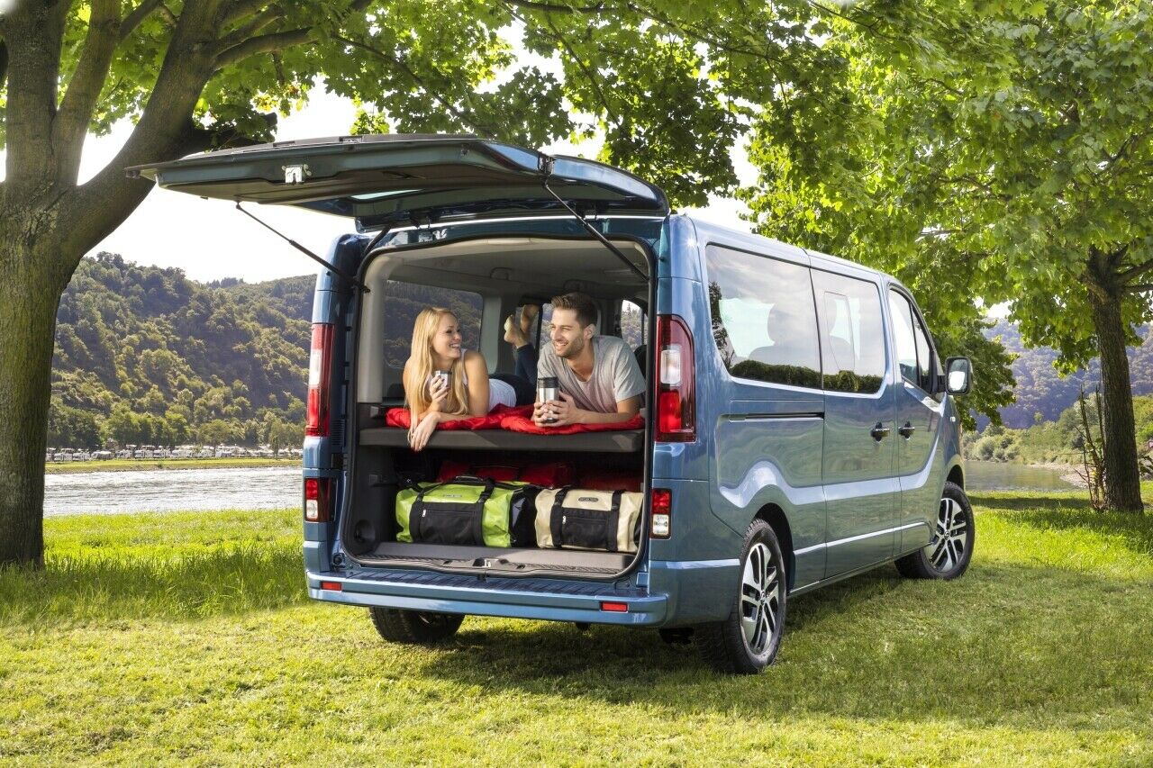 Ein Bett für zwei Personen entsteht im Fond des Vivaro Life