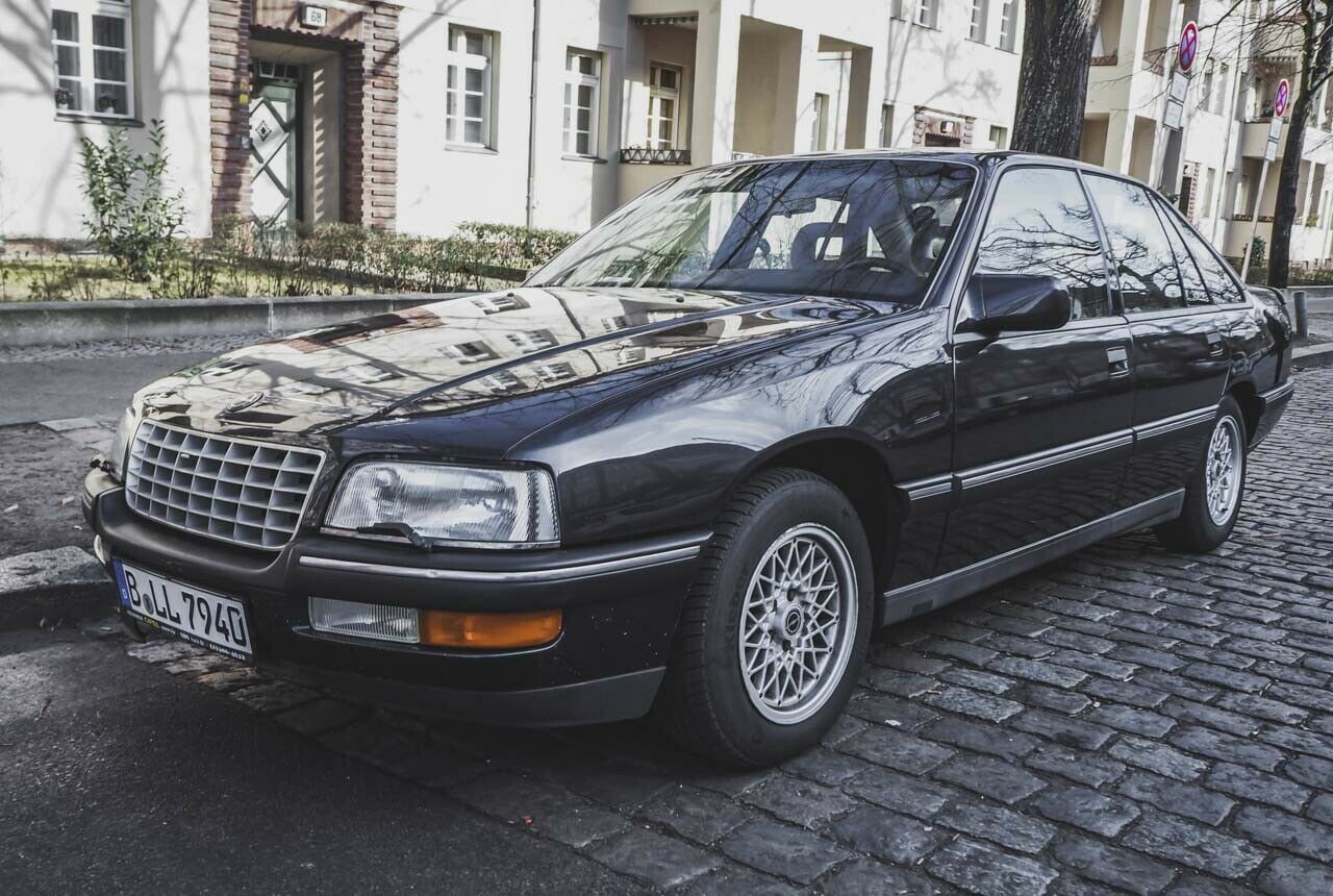 Ab 1989 war Opel sogar Hauptsponsor beim FC Bayern München. Zu prominenten Ex-Senator-Fahrern gehören Fußball-Promis wie Erich Ribbeck