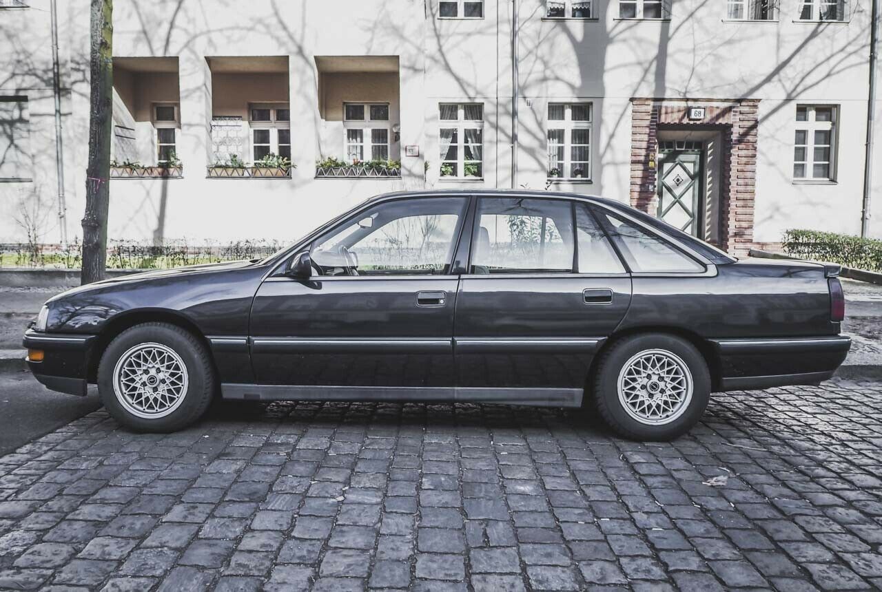 Wie ein (annähernder) Oldtimer wirkt der letzte Luxus-Opel eigentlich nicht. Das Design erscheint auch mit großem zeitlichen Abstand sehr gelungen