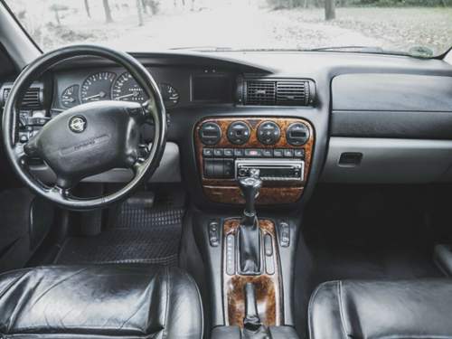 Auch das Cockpit gibt sich mit Leder- und Wurzelholz-Applikationen edel