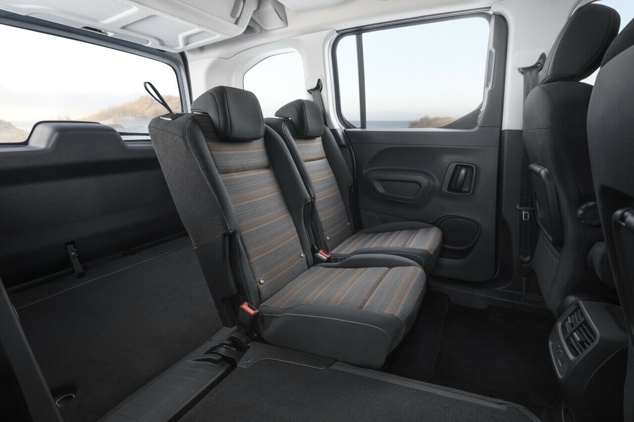 Auch auf der Rückbank zwickt es niemanden. Drei Kindersitze dürfen auch ohne die drei Einzelsitze mit: In der Basis baut Opel eine geteilte Rückbank ein