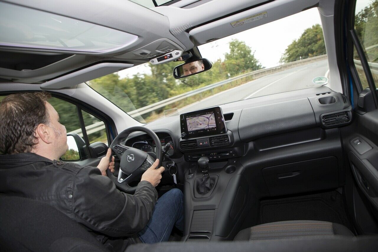 MT-Redakteur Björn am Steuer des neuen Opel Combo: Der Hochdachkombi fährt ausgesprochen gutmütig und erstaunlich wendig