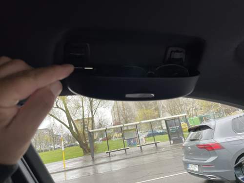 Brillenfach offen