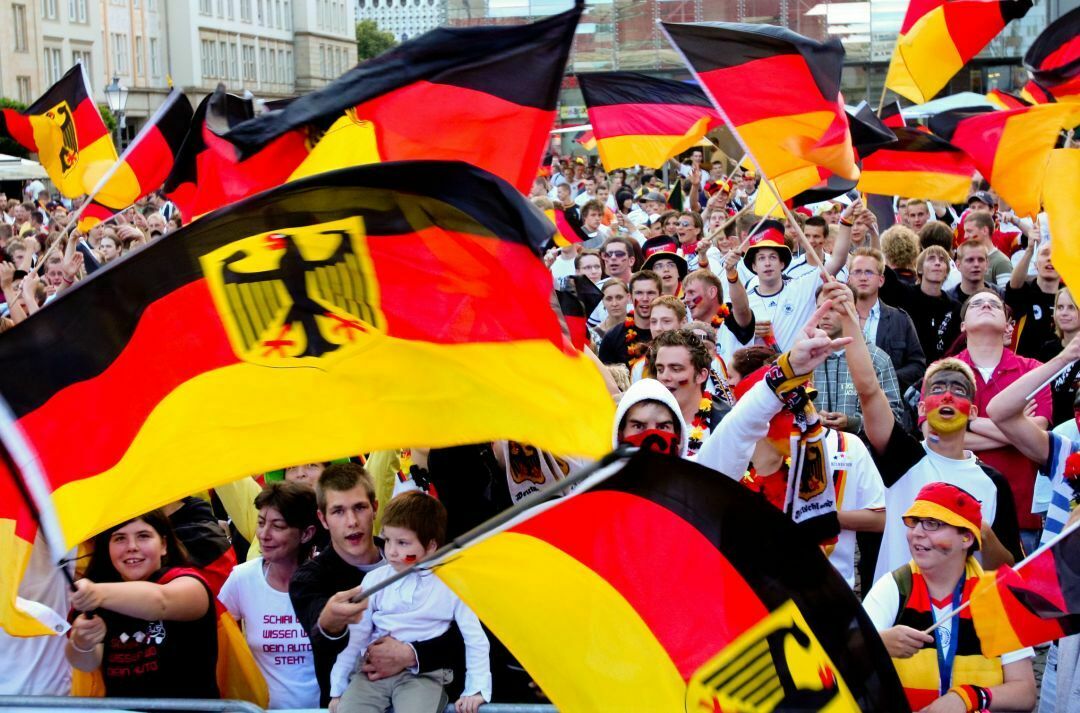 Beliebt auf der Fanmeile, aber eigentlich nicht erlaubt: Deutschlandflagge mit Bundesadler