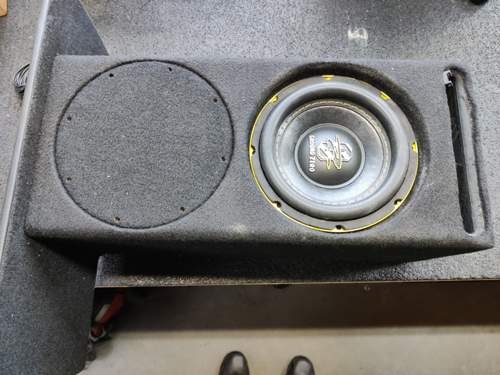 Subwoofer BR unter Fahrersitz