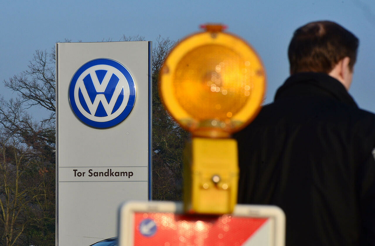 Ein Mitarbeiter kommt am 08.03.2016 zur Betriebsversammlung im Volkswagen Werk in Wolfsburg