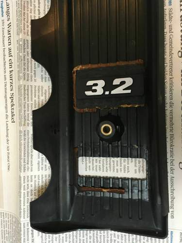 Untere-seite-der-motorabdeckung-3-2l-zeichen