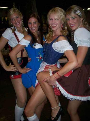 Hübsche Mädels im Dirndl