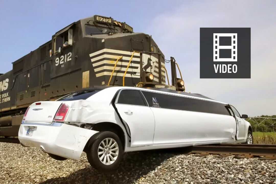 In diesem Video rammt ein Güterzug eine Stretch-Limousine