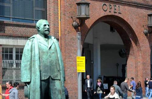 Adam-Opel-Denkmal vor dem Adam-Opel-Haus in Rüsselsheim. Eigner General Motors hatte sich zuletzt mehrfach zu seiner Europa-Dependance bekannt.