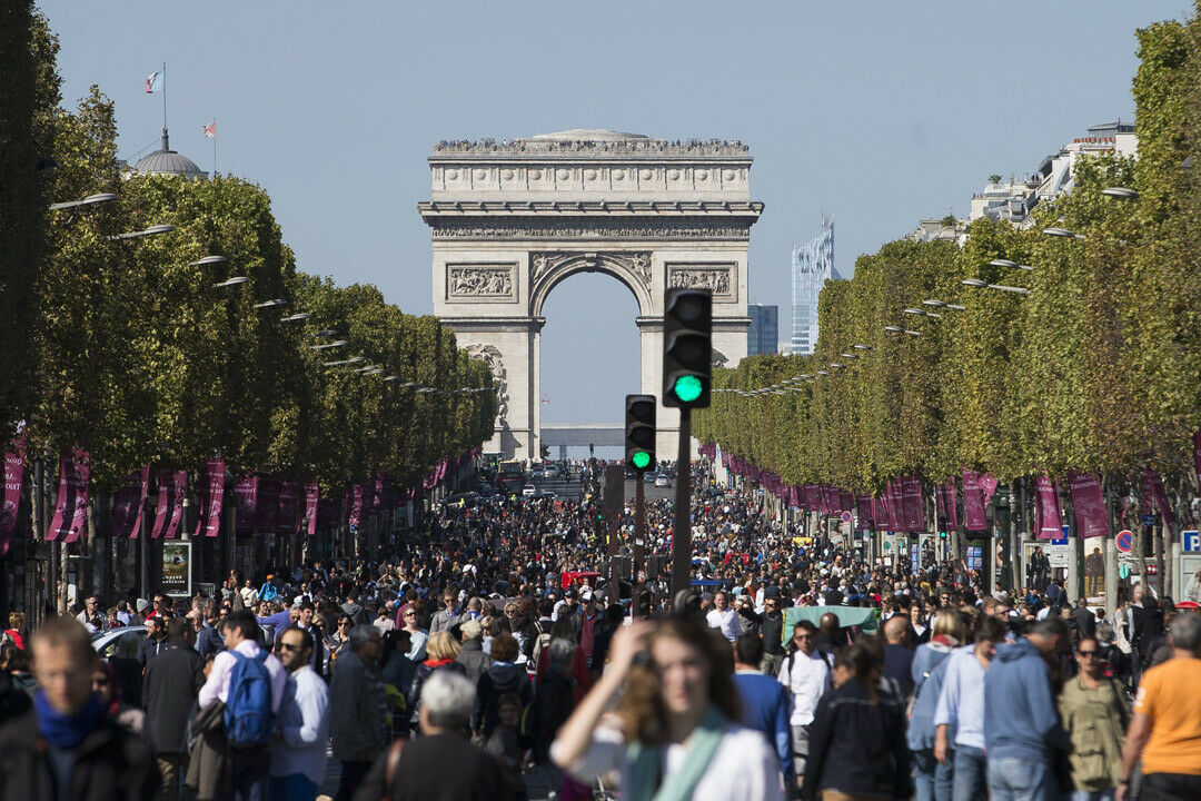 Bilder vom Champs-Élysées am 27. September 2015. Vergangenes Jahr war der Boulevard schon einmal für Fahrzeuge gesperrt worden