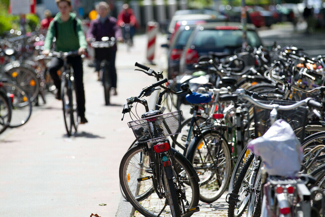Fahrräder werden gerne vergessen, parken dürfen sie aber an öffentlichen Plätzen für unbegrenzte Zeit - solange sie nicht komplett schrottreif sind