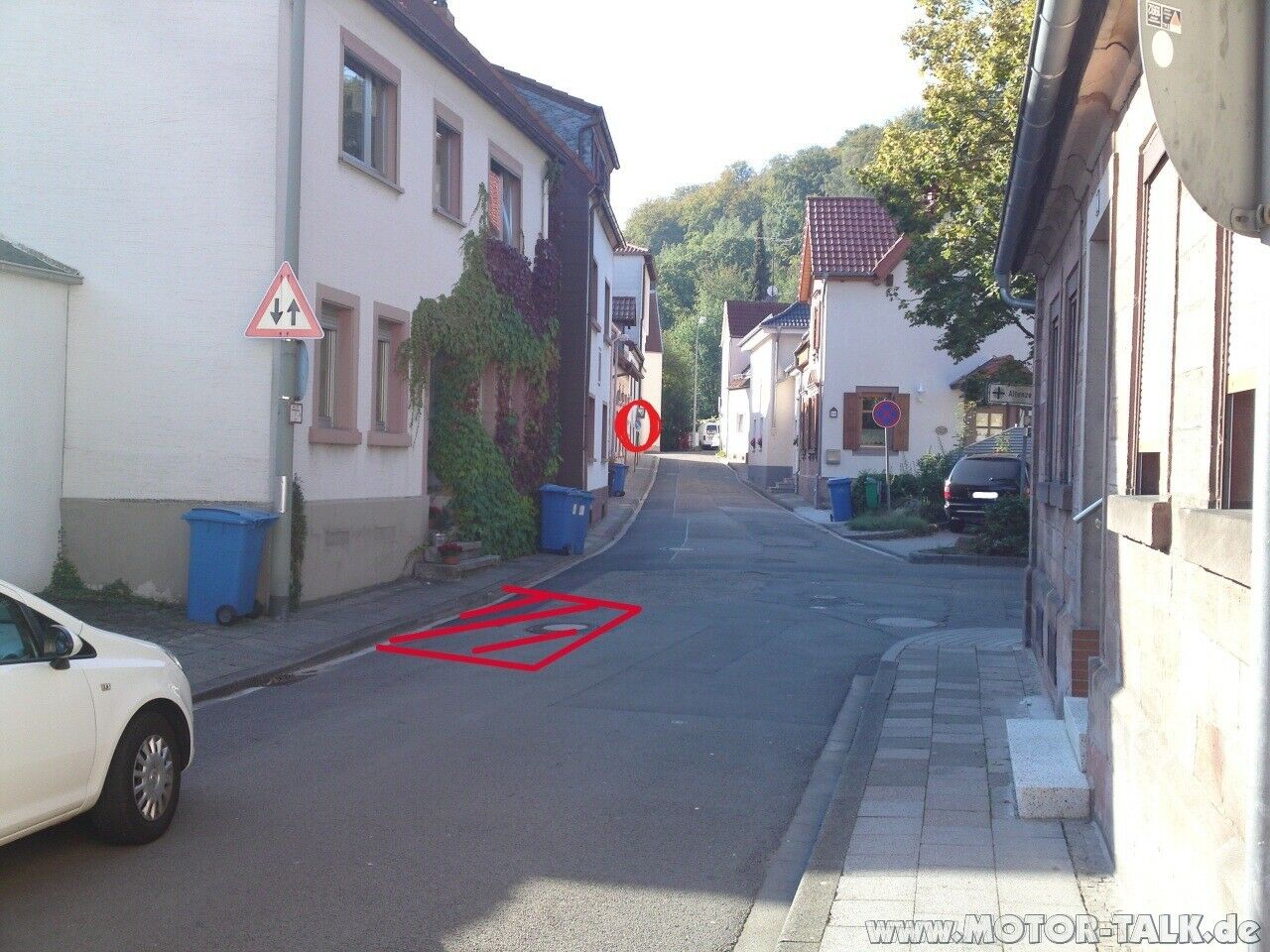 Parken gegenüber Einmündung/ T-Kreuzung