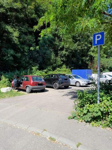 20250811-nmmr-nknntlch-foto-der-parkbucht-und-parken-in-gruenanlage