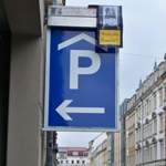 Einladendes Schild zum Parkhaus