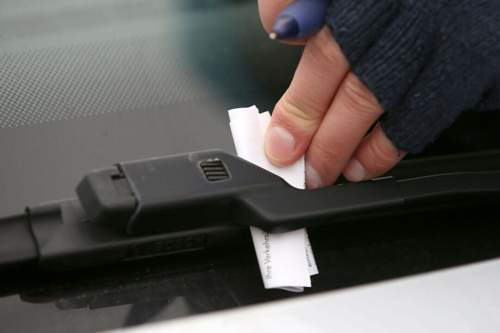 Wird die Parkscheibe nicht richtig eingestellt, droht ein Bußgeld in Höhe von 10 Euro