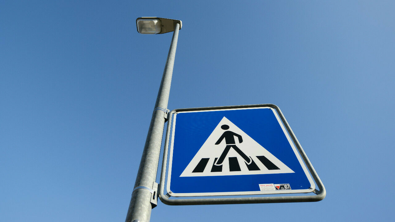 Queren erlaubt, parken verboten - direkt vor einem Zebrastreifen darf man sein Auto nicht abstellen