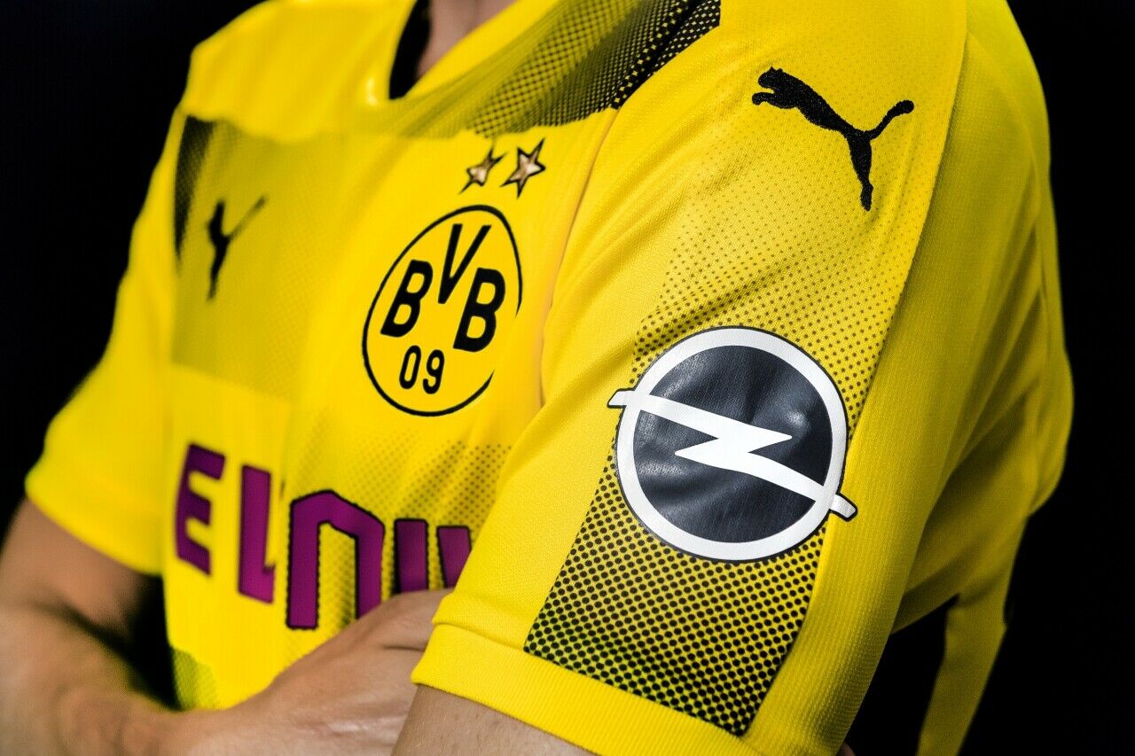 Opel-Blitz auf schwarz-gelbem Trikot: Seit dieser Saison dürfen die Clubs ihre Ärmel selbst vermarkten