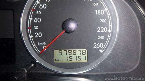 979878
