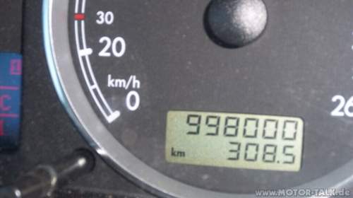 998000