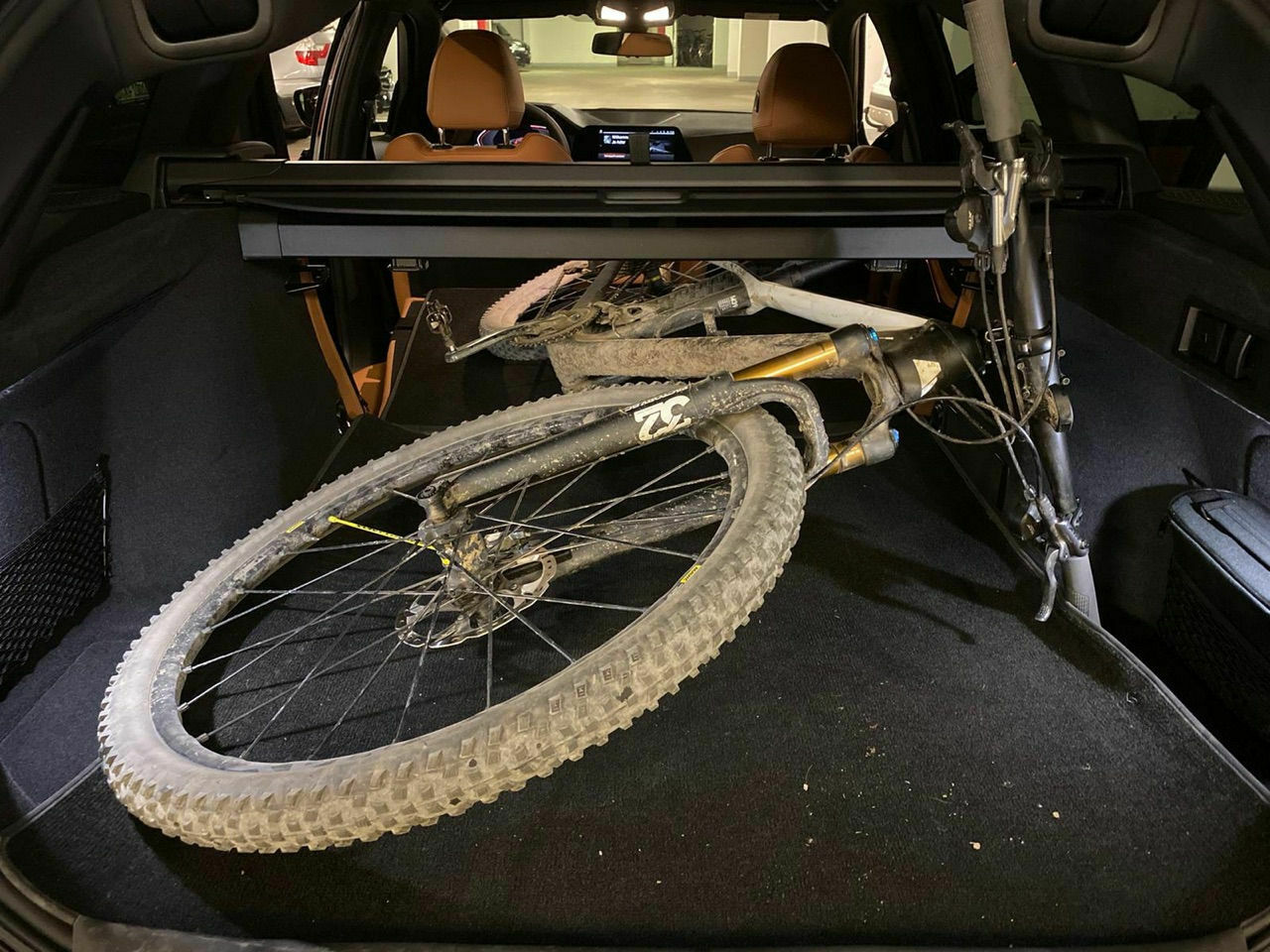 Passt ein 29 Zoll Mountainbike bei umgeklappter Rücksitzbank liegend rein?