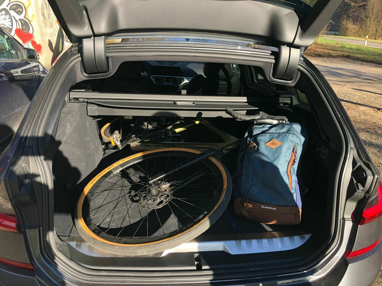 Passt ein 29 Zoll Mountainbike bei umgeklappter Rücksitzbank liegend rein?