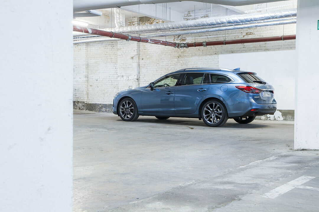 Der Mazda 6 misst 4,81 Meter in der Länge und damit vier Zentimeter mehr als der VW Passat Variant