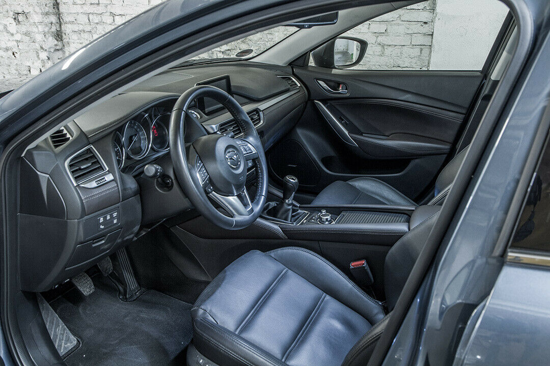 Im Innenraum des Mazda 6 Kombi gibt es feine Ledersitze