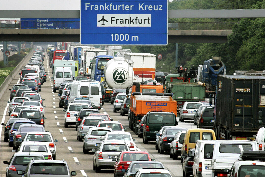 Staus, wie hier am Frankfurter Kreuz, kosten Pendler auf ihrem Weg zur Arbeit zusätzlich Zeit.