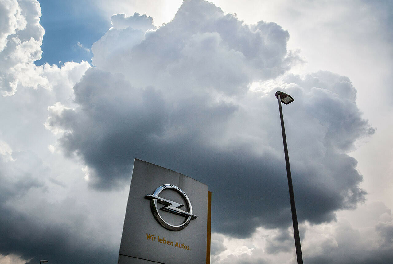 Opel schreibt wieder Verluste: Im Bild das Firmenlogo am Stammsitz in Rüsselsheim (Hessen)