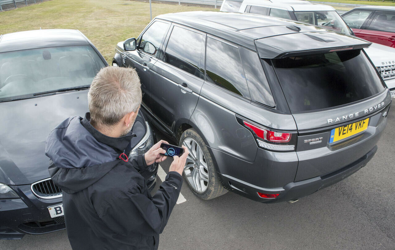 Bei Land Rover kann man zwar von außen parken - bremsen, Gas geben und lenken muss man aber selbst
