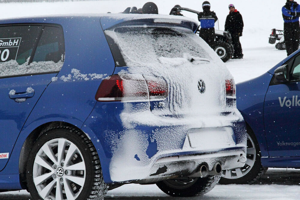 Verschneites Heck vom Golf R