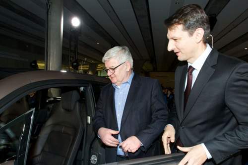 Milan Nedeljkovic (rechts, neben dem früheren Bundesaußenminister Joschka Fischer) leitete den Produktionsstandort in Leipzig. Ab Dezember wird er den Chefposten im Münchner Werk übernehmen