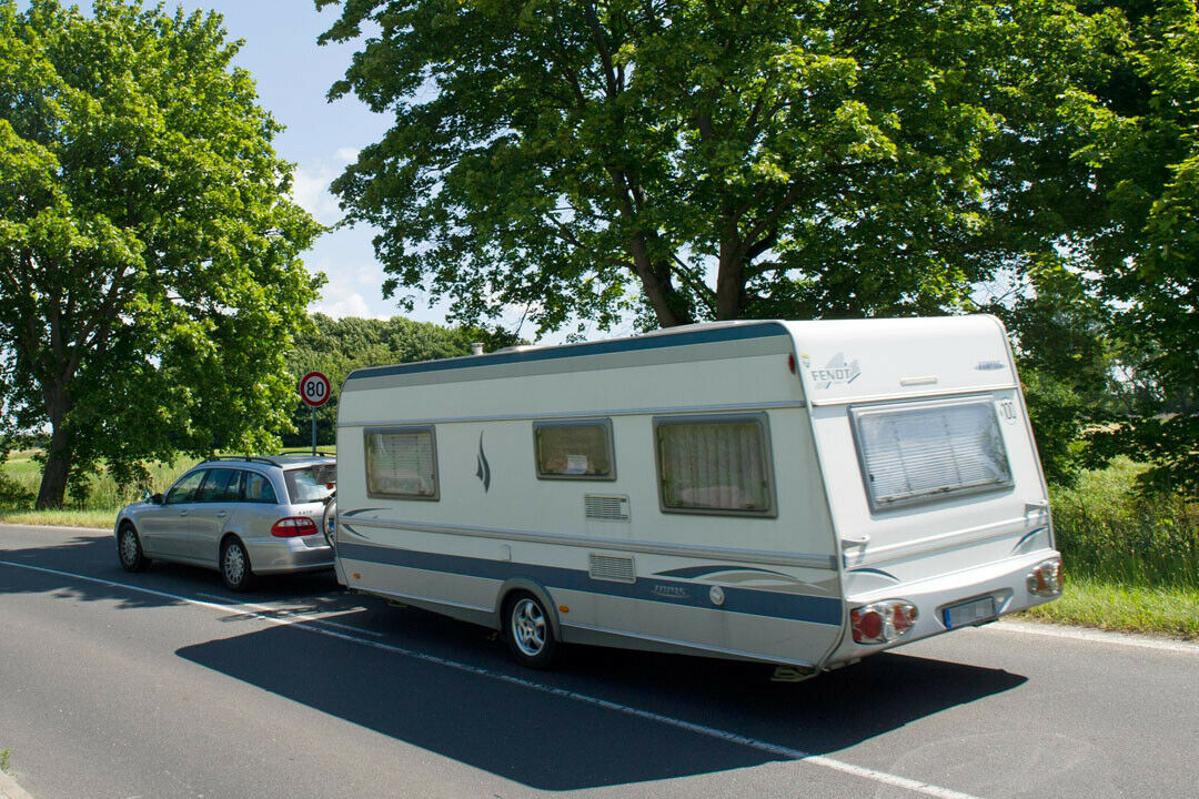 Der Automobilclub von Deutschland (AvD) rät Camping-Urlaubern die Stützlast des Anhängers vor Antritt der Fahrt zu überprüfen
