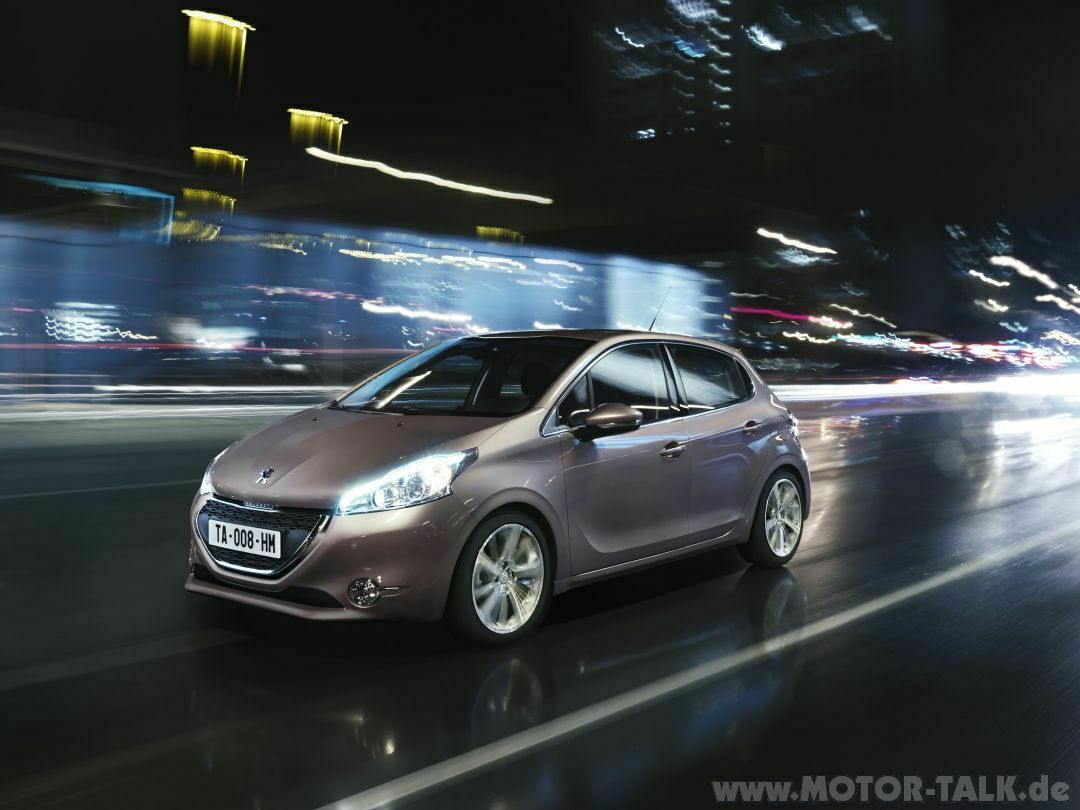 Peugeot 208 in städtischer Kulisse