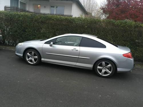 Elegante und Gestreckte Linie des 407 Coupé