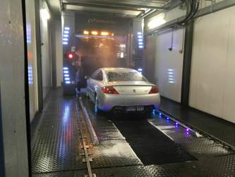 Noch sehr schön im Lack das 407 Coupe