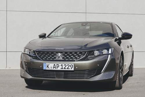 War es der wilde Blick des Peugeot 508 - oder die Ungewissheit, was da kommt? Jedenfalls machten uns viele bei nächtlicher Autobahnfahrt Platz