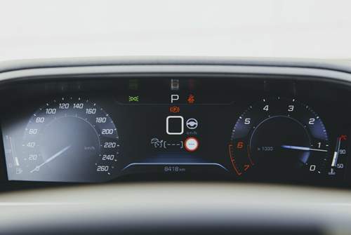 Beim Digitaltacho des Peugeot 508 kann der Fahrer aus mehreren Darstellungsvarianten wählen. Hier die Version mit klassischen Rundinstrumenten