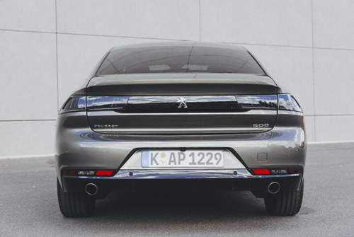 K.I.T.T. aus der Serie Knight-Rider ist für sein rotes Lauflicht an der Front bekannt. Die Rückleuchten des Peugeot 508 grüßen beim Aufsperren ähnlich