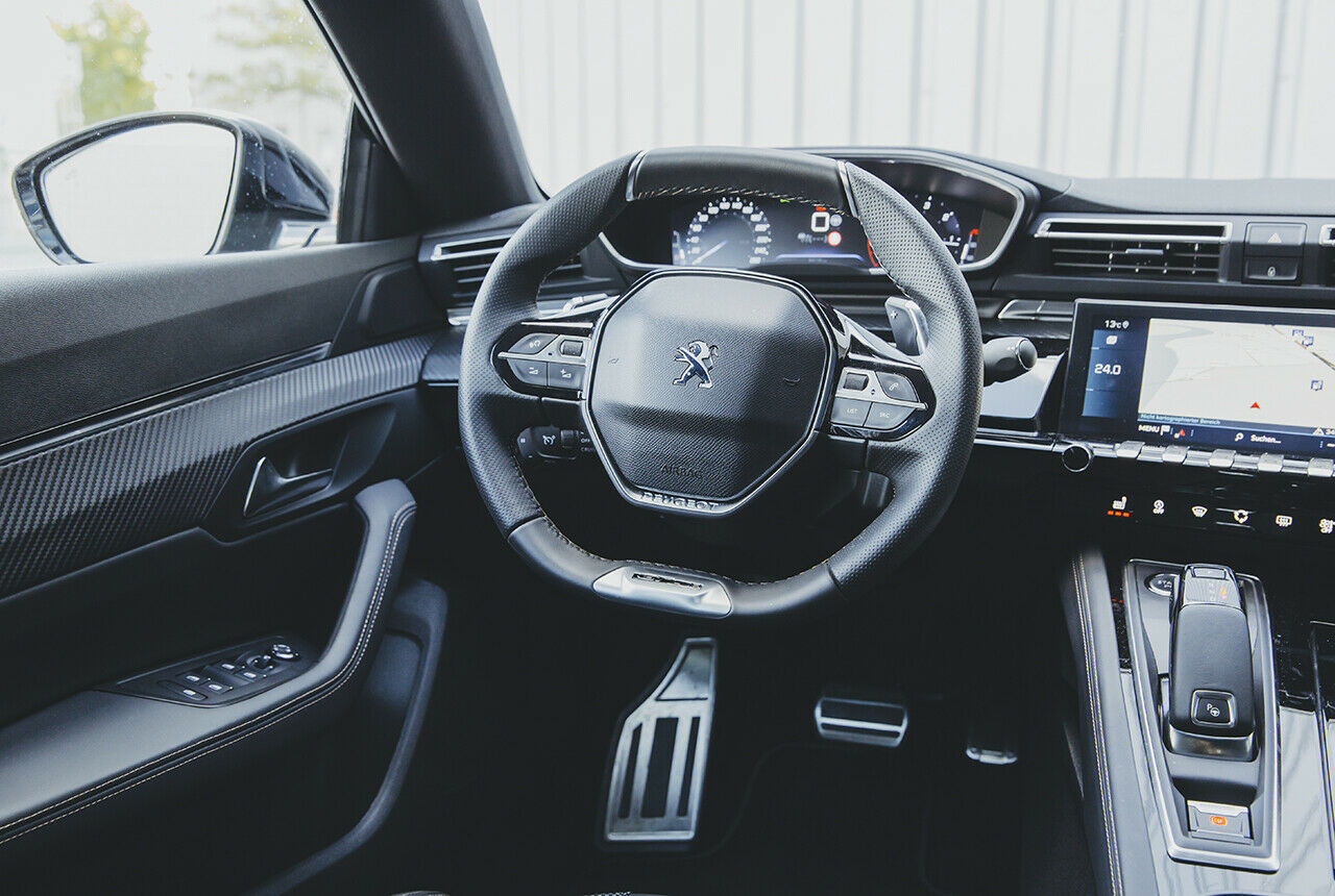 Peugeots klein dimensioniertes Lenkrad liegt gut in der Hand. Die dahinter liegenden Schaltwippen drehen sich nicht mit