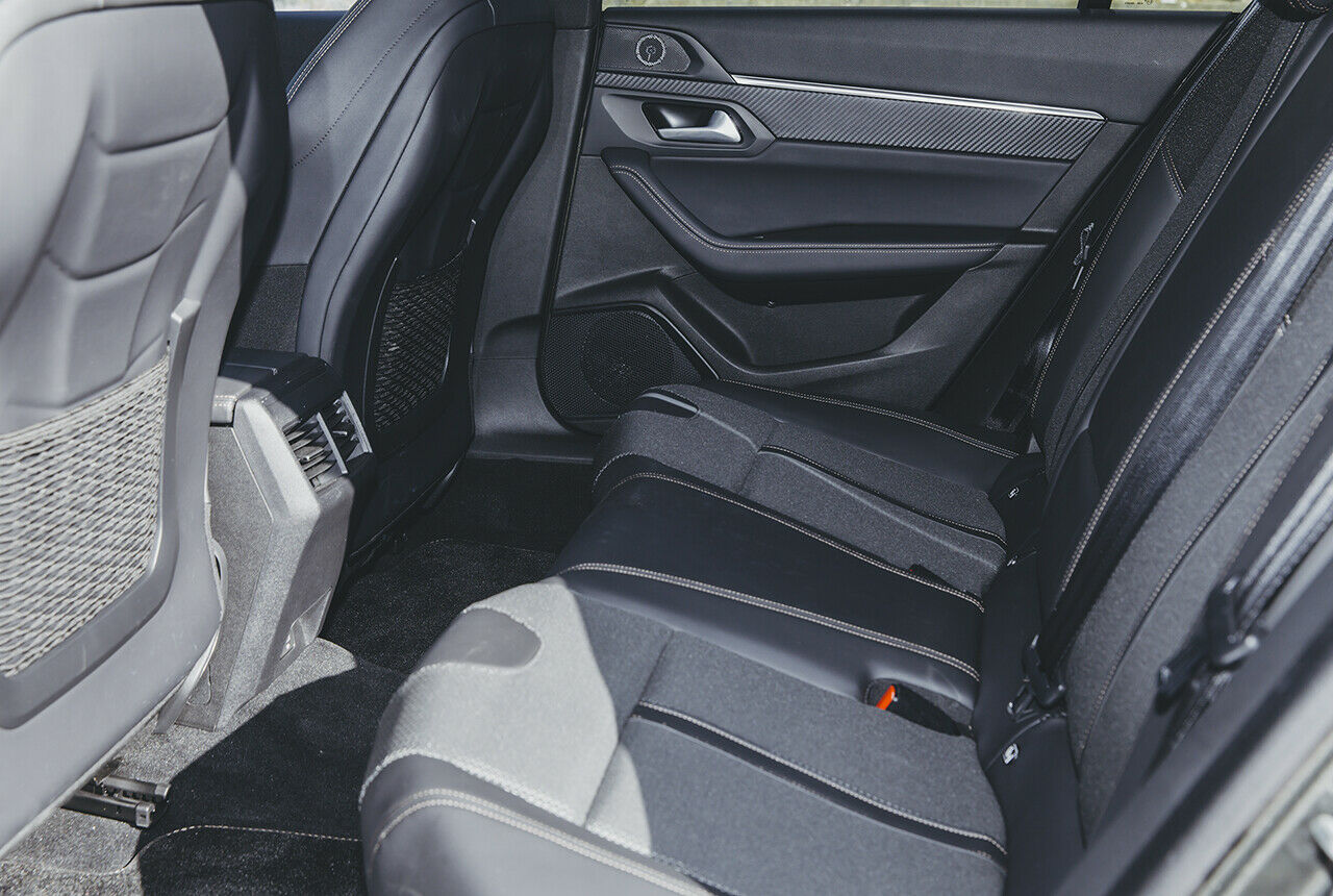Der Fond des Peugeot 508 ist großgewachsenen Personen zumutbar. Doch richtig bequem sitzen sie dort nicht. Immerhin: Die Beinauflagen sind ausreichend lang