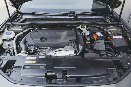 Den aufgeladenen 1,6-Liter-Vierzylinder-Benziner (1,6 Pure Tech) bietet Peugeot im 508 wahlweise mit 180 PS und 225 PS an. Beide kommen mit 8-Gang-Automatik