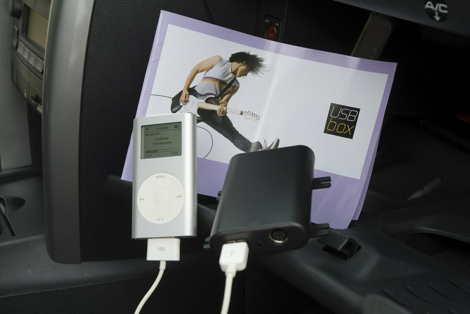 Peugeot Modellprogramm - USB-Box für iPod-Musik aus dem Handschuhfach